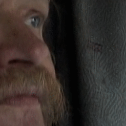 Primer plano del rostro de Bertil, un camionero de mediana edad con bigote y mirada fija, observado en silencio mientras conduce, reflejando introspección y el paso del tiempo durante sus largas horas en la carretera.