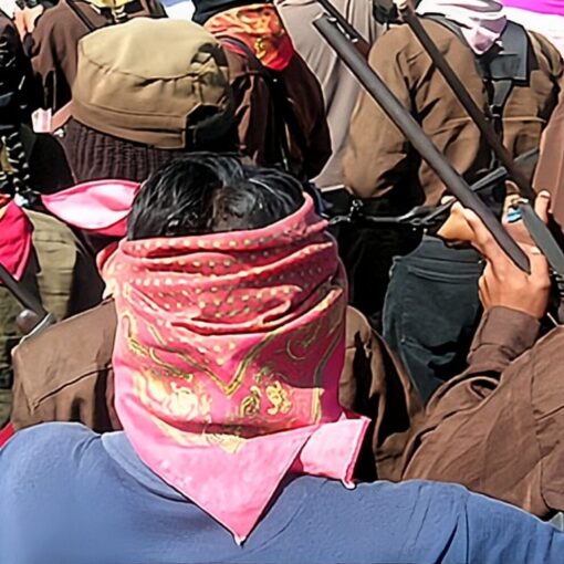 Activistas pertenecientes a la Otra Campaña manifestandose. Algunos se encuentran armados y con la cara cubierta con un pasamontañas y pañuelos.