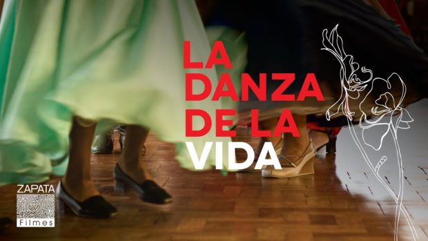 Cartel de la danza de la vida se ve de fondo un vestido verde siendo y unos zapatos siendo usados por una persona