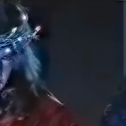 Se observa Jesus en una discoteca vistiendo una túnica roja y una corona de luces en vez de espinas.