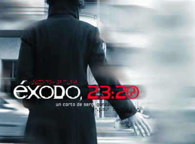 Éxodo-23:20. Cartel del corto. Se ve la imagen de una mujer con gabardina negra, en un fondo blanco y negro.