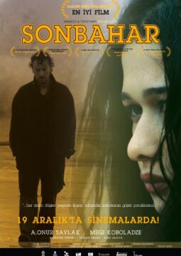 Cartel de la película "Otoño", con el rostro de una mujer en primer plano y un hombre de pie al fondo.