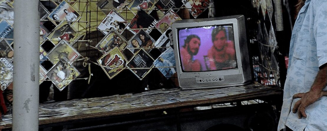 Fotograma de "La bolsa azul" en el que aparece un puesto callejero de discos ilegales.