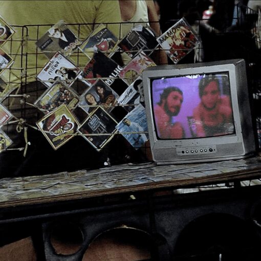 Fotograma de "La bolsa azul" en el que aparece un puesto callejero de discos ilegales.