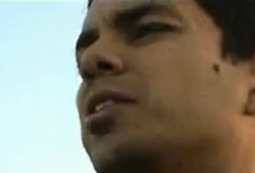 La cara de un hombre con expresion de estar hablando.
