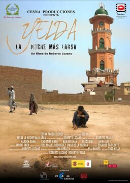 Cartel de Yelda, la noche más larga. En el fondo, se ve una torre alta, de tipo persa-árabe, con reloj y cúpula verde en un entorno desértico. En primer plano, hay un niño, el protagonista, sentado en el suelo y otras dos personas al fondo caminando.