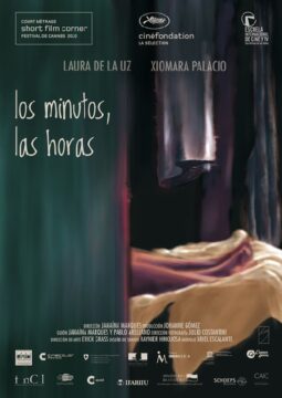 Cartel del cortometraje "los minutos, las horas", con fondo oscuro y una imagen borrosa de una cama con sábanas amarillas y unas piernas.