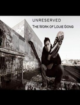 Cartel del documental Unreserved: The Work of Louie Gong. En blanco y negro, muestra a un joven sentado junto a unas vías del tren, sosteniendo una tabla con diseño indígena.
