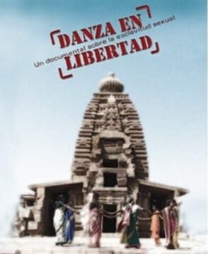 Cartel del documental "Danza en libertad" que presenta un antiguo templo indio con varias mujeres en saris bailando en círculo frente a él. El título "DANZA EN LIBERTAD" y el subtítulo "Un documental sobre la esclavitud sexual" están en texto rojo en la parte superior.