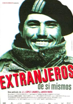 Cartel de la pelicula Extranjeros de si mismos. Primer plano de un hombre sonriendo. Foto en blanco y negro.