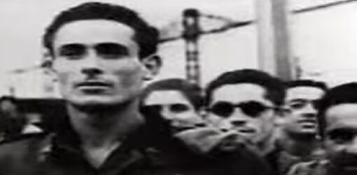 Grupo de jóvenes soldados en blanco y negro; uno al centro lleva medallas en el pecho.