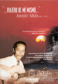 Cartel del documental Viajero de mi mismo. Un hombre tocando la guitarra en la playa bajo el atardecer
