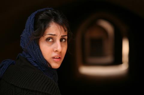 Fotograma de Orion en el que aparece una mujer mirando más allá de la cámara con cara de preocupación.