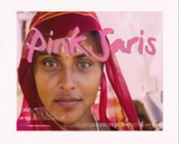 Cartel del documental Saris de color rosa. Aparece el rostro de una mujer con un pañuelo en la cabeza en tono rosa.