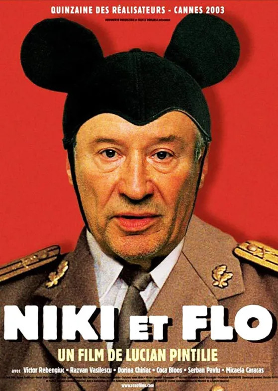 Niki y Flo. Cartel del largometraje. Se ve a un hombre mayor, con un uniforme verde estilo militar llevando un gorro de mickey mouse. El fondo es rojo.