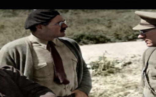 Fotograma de la película Tierra de España. Se puede ver 3 militares hablando entre ellos.