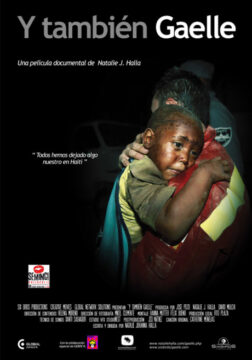 Cartel del documental Y también Gaelle. Hombre abraza a un niño, cubierto por una manta.