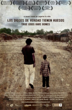 Cartel del Documental Los dioses de verdad tienen huesos. Un Hombre y un niño andando por un camino de tierra.
