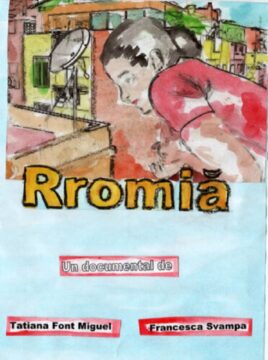 Portada del cortometraje "Rromia".
En la imagen podemos ver la figura de una mujer apoyada en el borde de lo que parece una barandilla mirando hacia abajo desde el tejado de un edificio. En el fondo se pueden ver varios bloques de pisos y una antena de televisión.