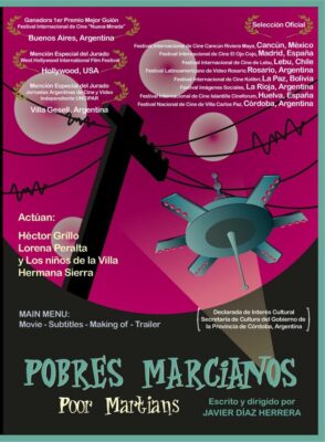 Cartel de Pobres marcianos, en el cielo de color fucsia hay una nave ovni de fondo, mientras que de plano general se ve un poste de luz con varios cables