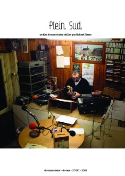 Cartel del documental Plein Sud de Hubert Fiasse, que muestra a un hombre mayor trabajando en una pequeña cabina de radio comunitaria.