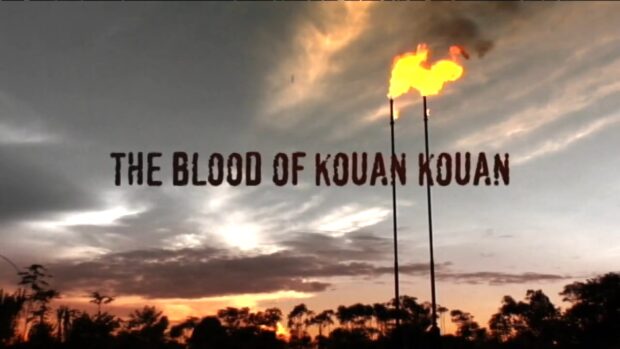 Cartel de La sangre de kouan kouan. Muestra dos chimeneas de consumo de petróleo en medio de la amazonia
