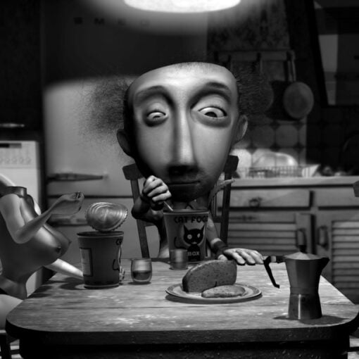La muñeca de Berni. Foto. Se ve en blanco y negro, un hombre, parece de mediana edad, comiendo junto a una muñeca sexualizada y desnuda sin cabeza. De fondo se ve una cocina sucia y medio abandonada.