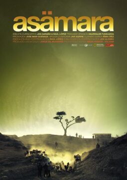 Cartel de Asamara con título amarillo grande sobre paisaje accidentado, personas y árboles en silueta bajo un cielo dramático y brumoso.