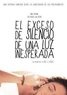 Cartel del cortometraje "El exceso de silencio de una luz inesperada". Se ve una mano masculina acariciando el rostro de una mujer con los ojos cerrados. El título está escrito en el centro con letras manuscritas.