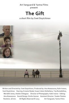 Portada del cortometraje El regalo.
En la imagen hay tres personas en un banco enfrente del mar, dos de ellas, una pareja, sentadas en un lado del banco mientras que un hombre esta sentado en el otro extremo.