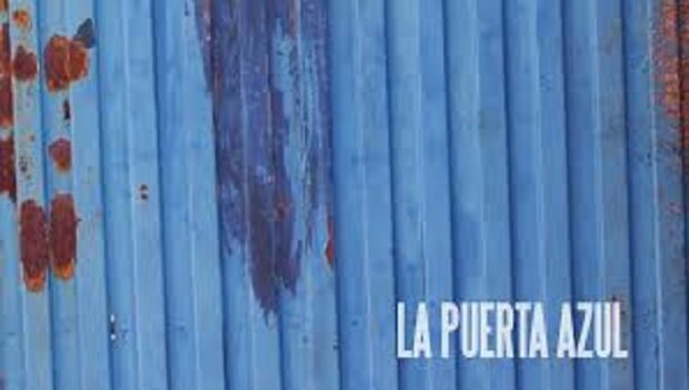 Portada del documental la puerta a zul.
En la imagen se puede ver una puerta metalica con inicios de oxidacion en ambos lados, el titulo dl filme esta