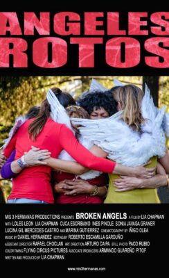 Cartel oficial de Ángeles Rotos. Título y créditos junto a fotografía de una abrazo entre mujeres con alas de ángel.