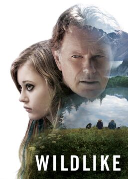Cartel de la película, los personajes principales, una mujer y un hombre, aparecen sobre un fondo de naturaleza en la que se visualiza a dos personas caminando. Sobre esto el titulo Salvaje en inglés.