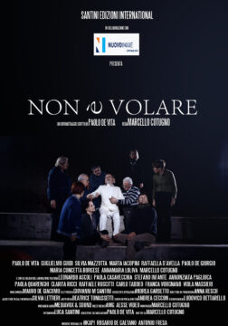 Póster de No es volar en el que aparecen varias personas vestidas de colores oscuros sujetando a un hombre vestido de blanco sobre unas escaleras.