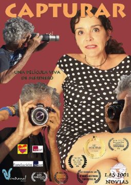 Cartel de la película "Capturar", protagonizado por una mujer con expresión sorprendida y varios fotógrafos mayores con cámaras. Incluye menciones a premios y festivales internacionales.