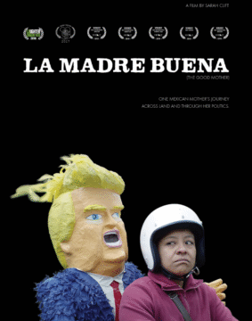 Cartel de la película donde vemos a la madre del niño con la piñata de Donald Trump