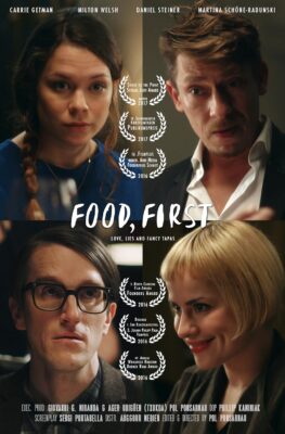 Cartel oficial del cortometraje "La comida primero". Dividido en cuatro cuadrículas, las caras expresivas de los protagonistas durante la cena. Título y créditos. 