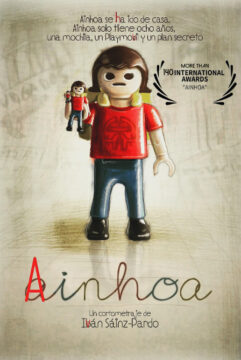 Ainhoa. Cartel del corto. Se ve la figura de un playmobil enfadado con una camiseta roja, mochila amarilla a la espalda y pantalón azul y botines negros.