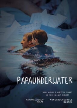 Cartel de la película "Papá sumergido". Se ve a un niño montado en la espalda de su padre. Los dos están en una piscina. Debajo el título de la película en blanco.