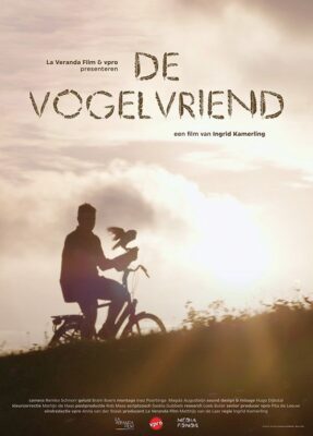 Cartel oficial del cortometraje. Imagen a contraluz del adolescente en bicicleta con el búho posado en su brazo. Encima, el título y créditos del filme.