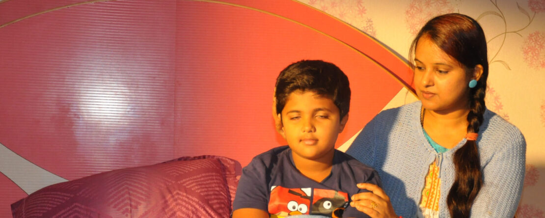 Rohit, protagonista, junto a su madre, Prathibha