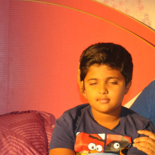 Rohit, protagonista, junto a su madre, Prathibha