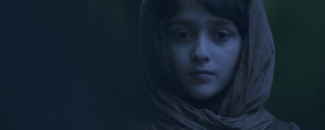 que muestra a una joven con el cabello oscuro recogido