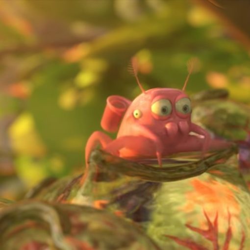 En primer plano, un insecto animado de tonalidad rosada, provisto de prominentes ojos saltones, antenas erguidas y dientes marcadamente visibles, se posa sobre una fruta de apariencia lustrosa entre un lecho de hojas verdes. La escena, bañada por una luz cálida y suave, captura al insecto en una expresión de asombro o temor que añade un matiz cómico y expresivo al conjunto.