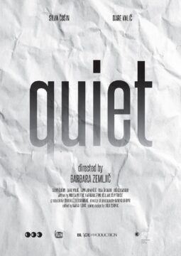 Cartel de la película Silencio, con fondo de papel arrugado y el título en letras grandes y grises al centro.