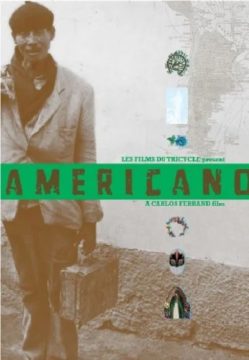 Cartel de la película Americano. Un anciano de pie con una maleta en la calle. Todo en tonos grises.