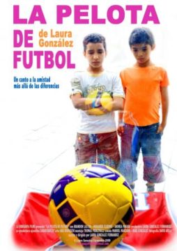 Cartel de La pelota de futbol un chico sostiene una pelota amarilla y azul de futbol y ademas hay otro que mira una pelota del mismo color a la distancia