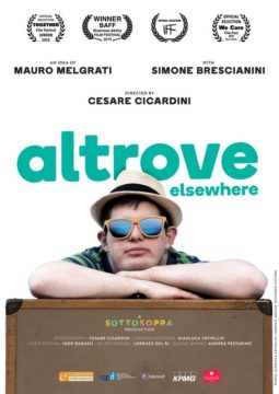 Cartel de Altrove - En otra parte. Se ve a una persona con sombrero apoyada sobre una maleta.