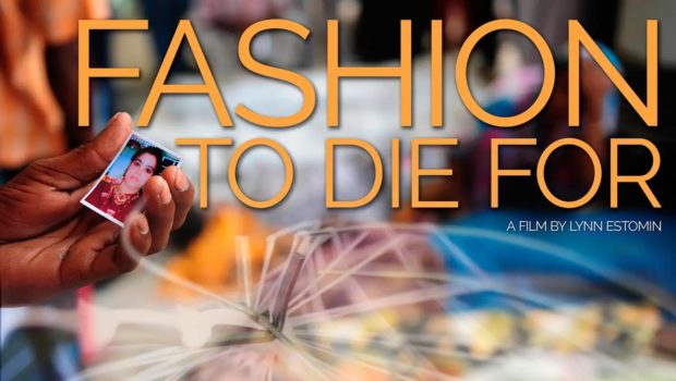 Moda que te mueres. Cartel de la película que muestra una máquina textil y una mano sujetando una foto.