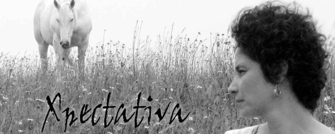 Fotograma en blanco y negro del cortometraje Xpectativa, donde un hombre camina solo por un pasillo desierto, con expresión seria y ambiente sombrío, reflejando el tono introspectivo de la historia.